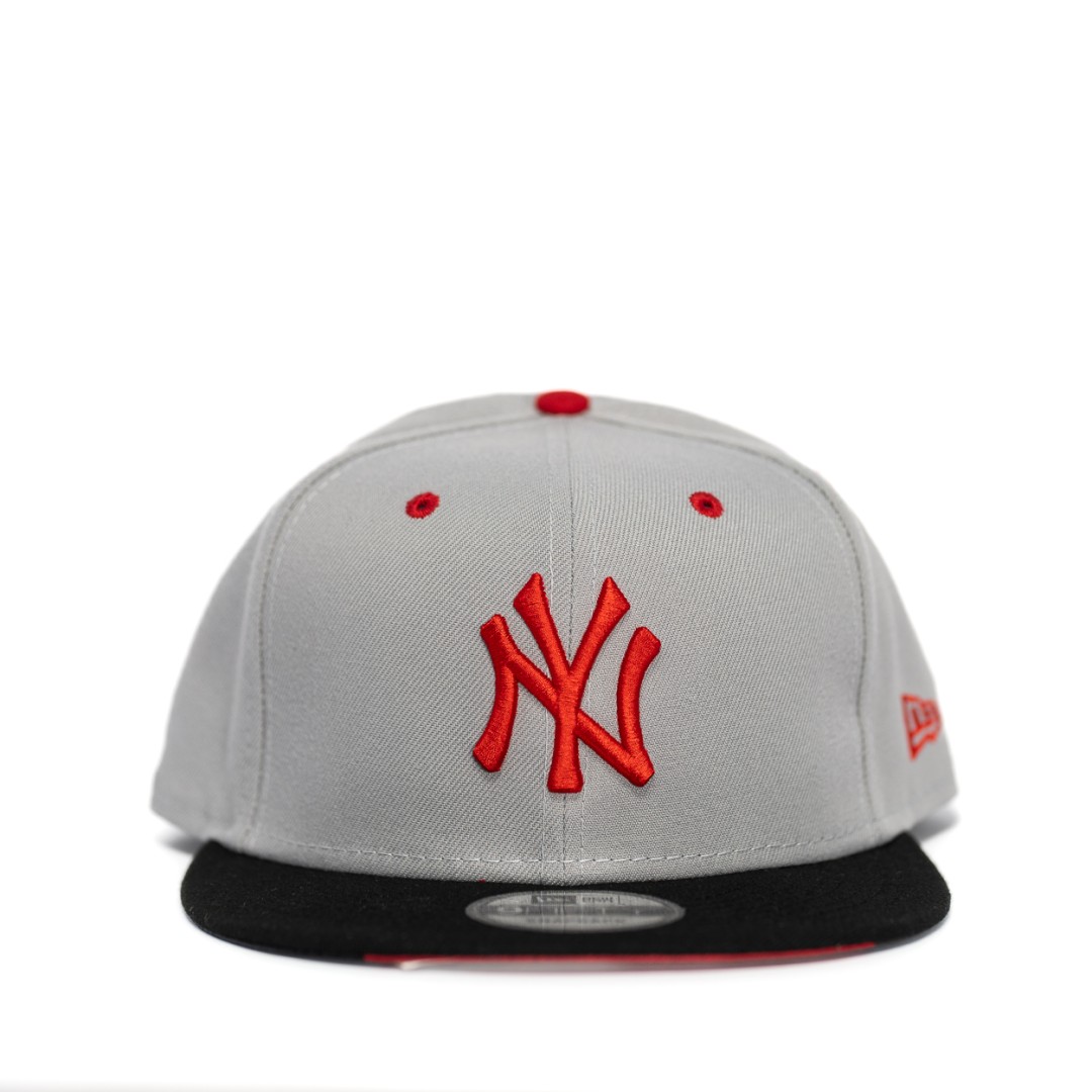 GORRA MLB NEW YORK YANKEES GRIS LOGO ROJO/VISERA NEGRA SNAPBACK 9FIFTY