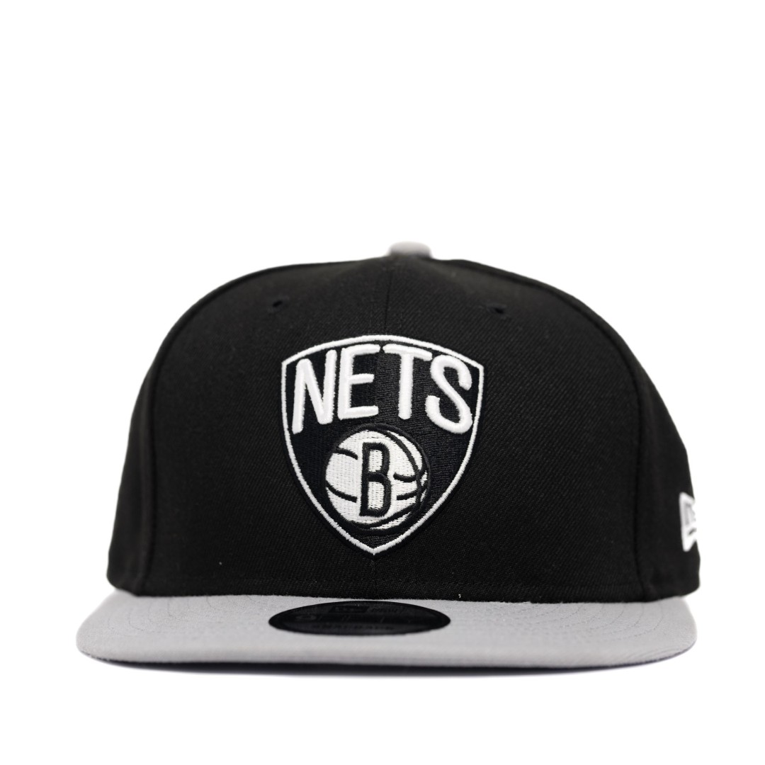 GORRA NBA BROOKLYN NETS PRINT INFILL/VISERA GRIS SNAPBACK 9FIFTY