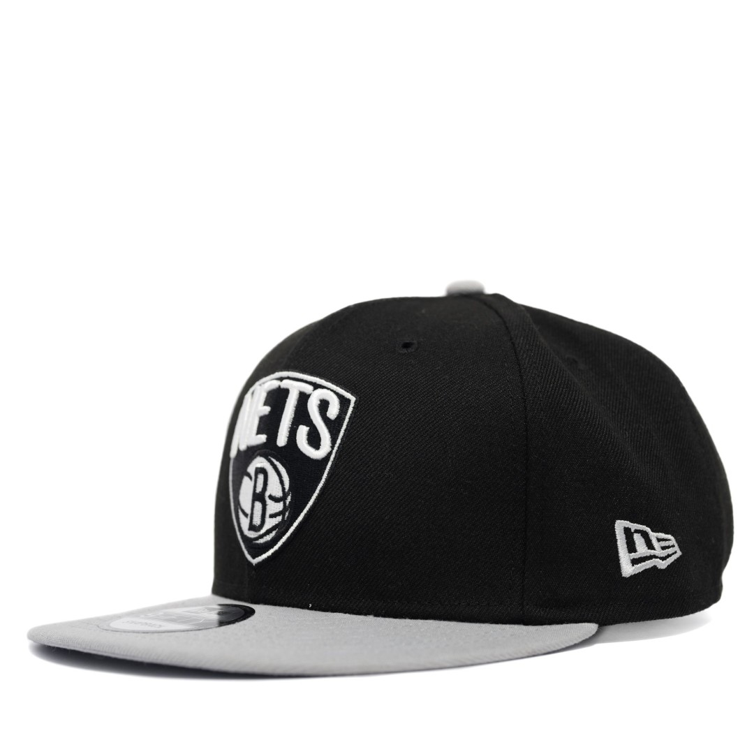 GORRA NBA BROOKLYN NETS PRINT INFILL/VISERA GRIS SNAPBACK 9FIFTY