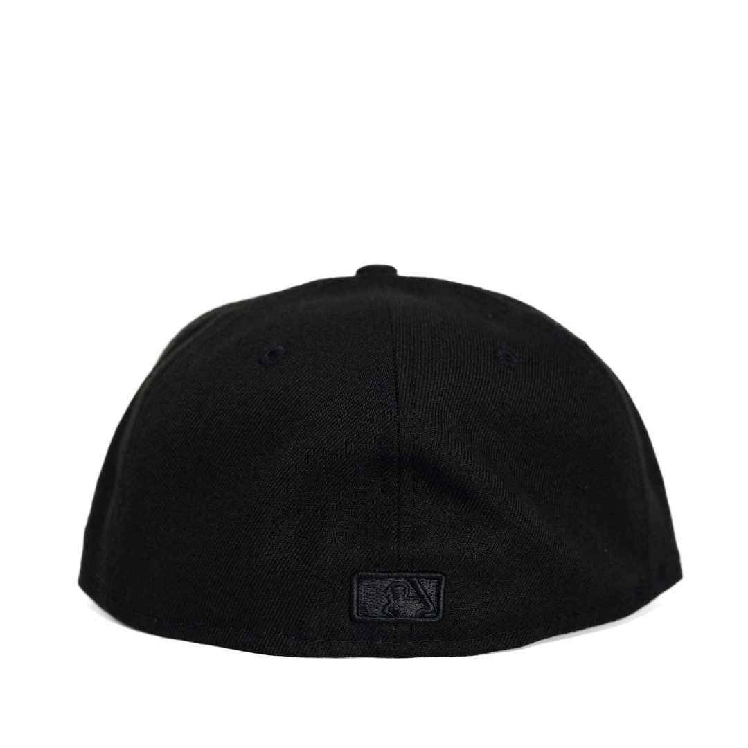 GORRA MLB NEW YORK YANKEES BLACKOUT/VISERA INFERIOR ROSADA  FITTED 59FIFTY