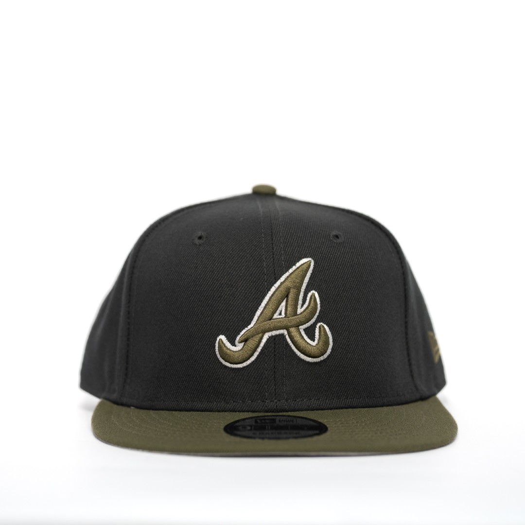 GORRA MLB ATLANTA BRAVES GRIS/VISERA VERDE OLIVO SNAPBACK 9FIFTY